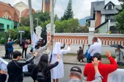 Fieles rezan el Rosario frente al centro de abortos Oriéntame, en el barrio Teusaquillo en Bogotá (Colombia).