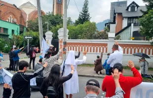 Fieles rezan el Rosario frente al centro de abortos Oriéntame, en el barrio Teusaquillo en Bogotá (Colombia). Crédito: Rosario de Hombres Colombia.