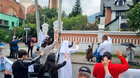 Fieles rezan el Rosario frente al centro de abortos Oriéntame, en el barrio Teusaquillo en Bogotá (Colombia).