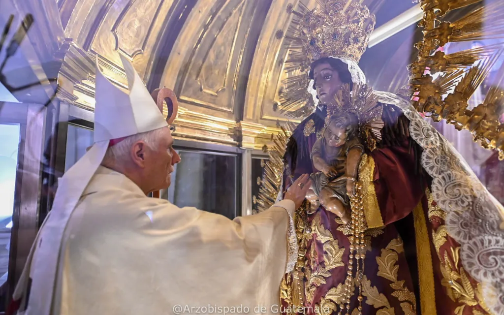 Mons. Gonzalo de Villa y Vásquez con la Virgen del Rosario.?w=200&h=150
