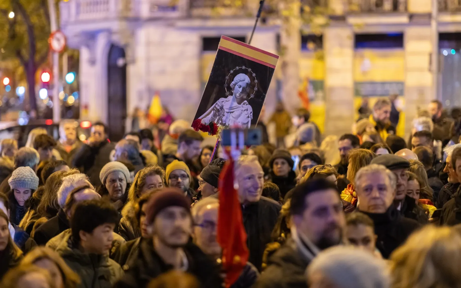 Una multitud reza el Rosario en Madrid en el día de la Inmaculada Concepción, patrona de España.?w=200&h=150