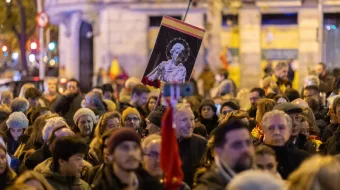 Una multitud reza el Rosario en Madrid en el día de la Inmaculada Concepción, patrona de España.