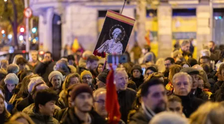 Una multitud reza el Rosario en Madrid en el día de la Inmaculada Concepción, patrona de España.