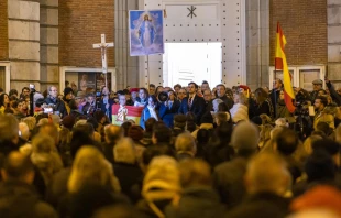 Laicos congregados ante el Santuario de la Inmaculada Concepción en Madrid para rezar el Rosario por España. Crédito: ACI Prensa.