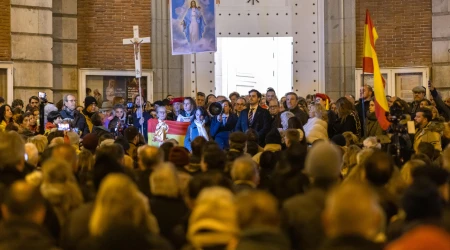 Laicos congregados ante el Santuario de la Inmaculada Concepción en Madrid para rezar el Rosario por España.