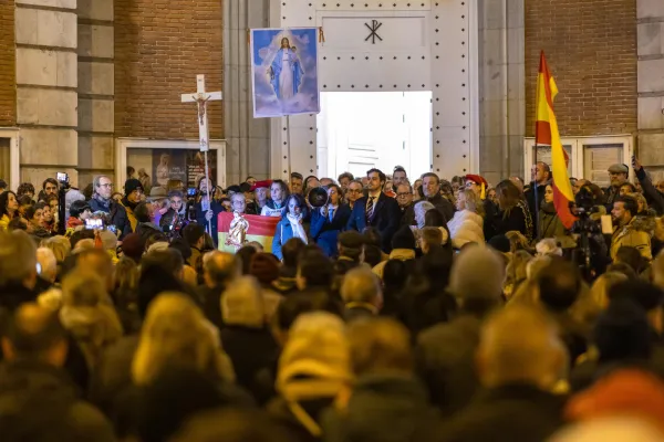 Laicos congregados ante el Santuario de la Inmaculada Concepción en Madrid para rezar el Rosario por España. Crédito: ACI Prensa.