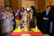 Una imagen de la Virgen María preside el rezo del Rosario por la unidad de España.