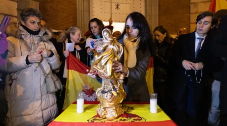 Una imagen de la Virgen María preside el rezo del Rosario por la unidad de España.