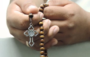 Foto referencial de manos sosteniendo un rosario. Crédito: José Castro / ACI Prensa.