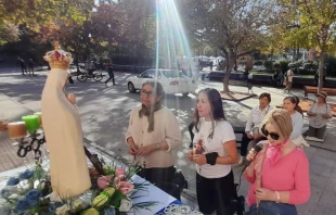 Mujeres rezando el rosario Crédito: Cortesía Rosario Mundial de Mujeres