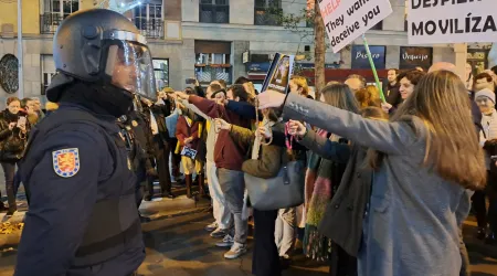 Manifestantes españoles muestran sus rosarios en España en protesta por la actuación de la Policía.