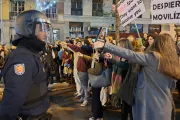 Manifestantes españoles muestran sus rosarios en España en protesta por la actuación de la Policía.