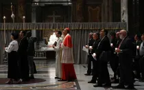 Delegados del Sínodo de la Sinodalidad participan en el rezo del Rosario por la paz en la Basílica de San Pedro.