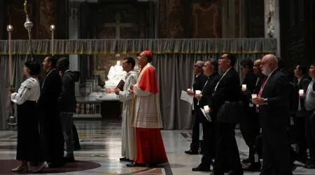 Delegados del Sínodo de la Sinodalidad participan en el rezo del Rosario por la paz en la Basílica de San Pedro.