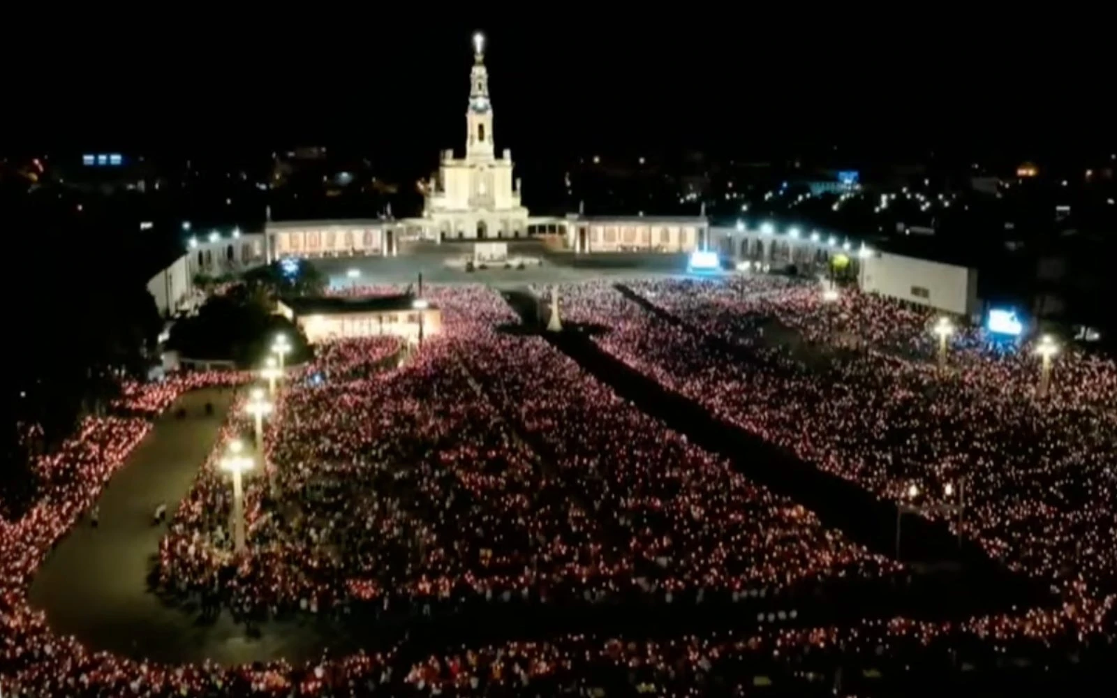 Multitud congregada la noche del 12 de octubre de 2025 en el Santuario de la Virgen de Fátima para el Rosario y procesión de las velas.?w=200&h=150