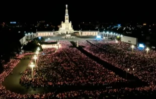 Multitud congregada la noche del 12 de octubre de 2025 en el Santuario de la Virgen de Fátima para el Rosario y procesión de las velas. Crédito: Captura de video/Santuario de Fátima.