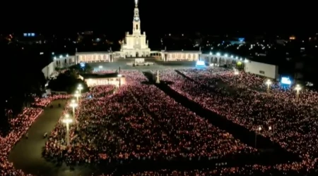 Multitud en Rosario y procesión de las velas en Fátima