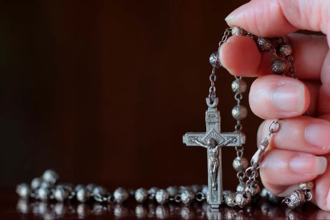 Mano y rosario.