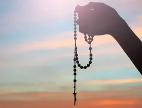 Durante el mes de María: Invitan a rezar 50.000 rosarios por las personas que dejaron la Iglesia Católica