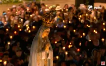 Rosario y procesión de velas en el Santuario de la Virgen de Fátima en Portugal.