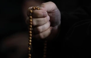 Imagen referencial de mujer rezando el Rosario. Cru00e9dito: Daniel Ibu00e1u00f1ez / ACI Prensa. 