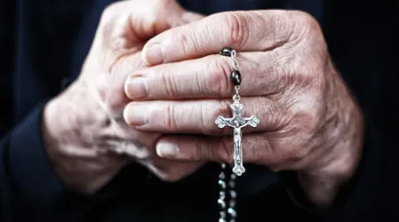 El Papa Francisco revela historia de la cruz que porta contra los malos pensamientos