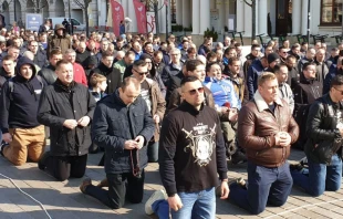 El Rosario de Hombres en Polonia. Cru00e9dito: https://meskirozaniec.pl/ 