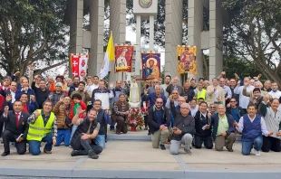 Grupo del Rosario de Hombres en Perú Crédito: Cortesía del Rosario de Hombres Perú