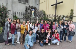 Miembros del Rosario Mundial de Mujeres en Perú rezando en el Parque Kennedy, distrito de Miraflores. Crédito: Rosario Mundial de Mujeres en Perú