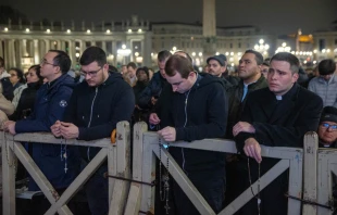 Imagen del Rosario nocturno por el Papa Francisco en la Plaza de San Pedro del Vaticano Crédito: Daniel Ibáñez/ EWTN News
