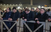 Imagen del Rosario nocturno por el Papa Francisco en la Plaza de San Pedro del Vaticano
