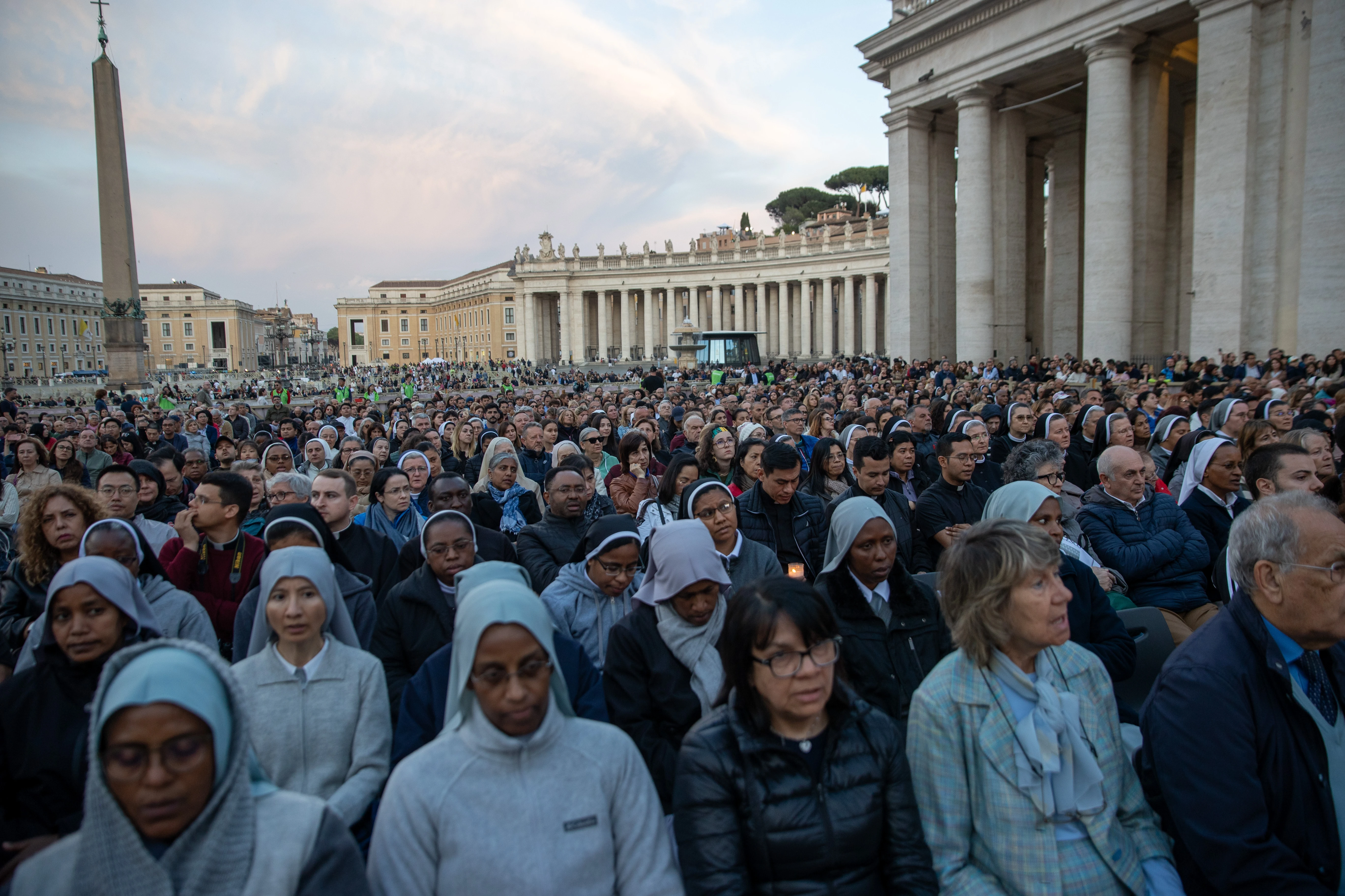 Rezo del Santo Rosario esta tarde en la Plaza de San Pedro. Crédito: Daniel Ibáñez - EWTN News