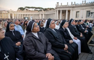 Religiosas se reúnen para rezar el Rosario por el papa Francisco en la Plaza de San Pedro del Vaticano, el lunes 21 de abril de 2025. Crédito: Daniel Ibáñez - EWTN News