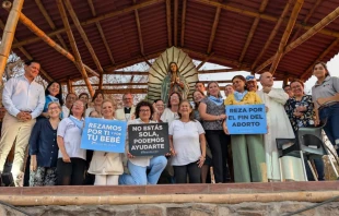 Los participantes en la oración y bendición de rosarios el 22 de octubre. Crédito: Diócesis de Daule.