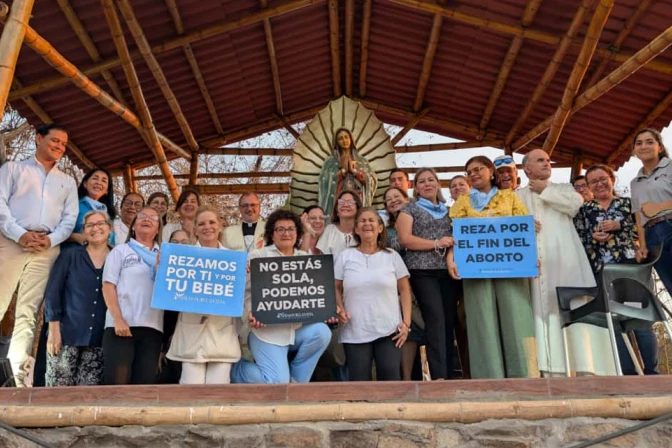 Los participantes en la oración y bendición de rosarios el 22 de octubre.