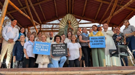 Los participantes en la oración y bendición de rosarios el 22 de octubre.