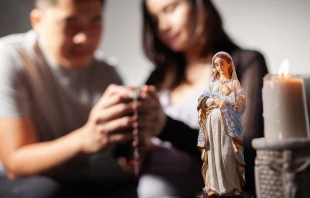 Rezo del Rosario. Crédito. Shutterstock