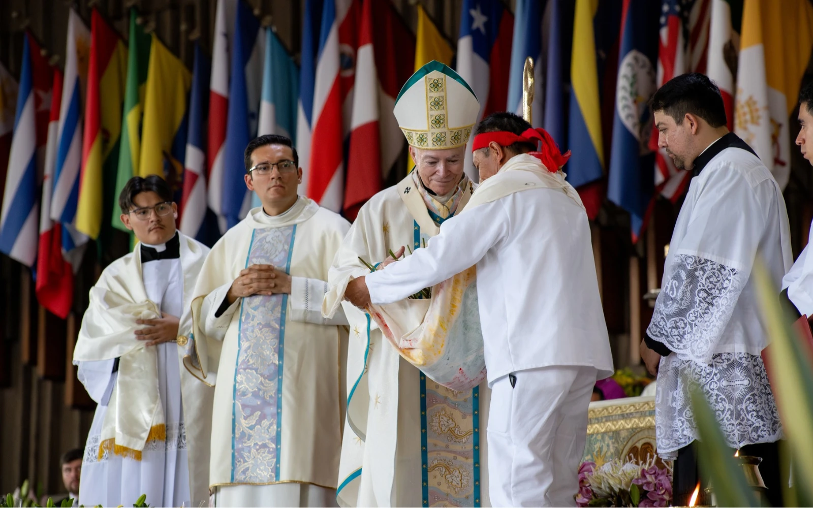 Cardenal Carlos Aguiar Retes con la representación del indio San Juan Diego. Crédito: Insigne y Nacional Basílica de Santa María de Guadalupe