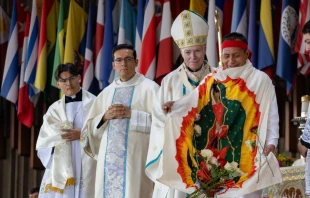 Cardenal Carlos Aguiar Retes con la representación del indio San Juan Diego. Crédito: Insigne y Nacional Basílica de Santa María de Guadalupe