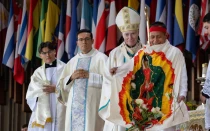 Cardenal Carlos Aguiar Retes con la representación del indio San Juan Diego.