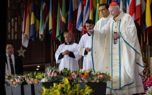 Bendición del Cardenal Carlos Aguiar Retes a las rosas. Crédito: Insigne y Nacional Basílica de Santa María de Guadalupe