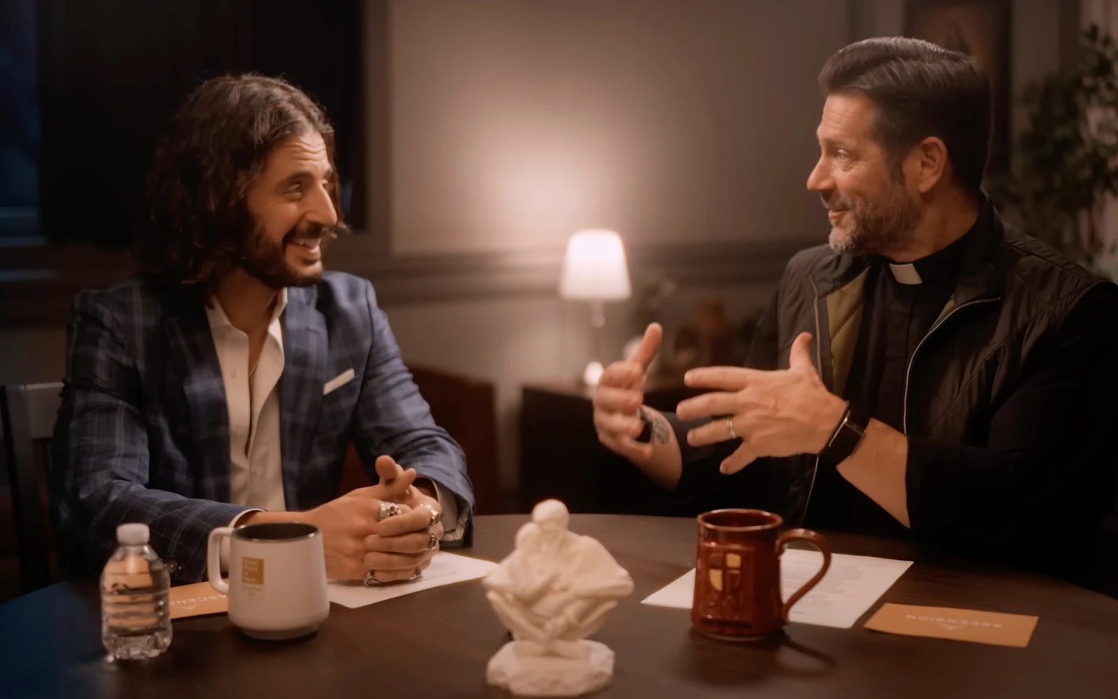 El actor Jonathan Roumie, conocido por su papel de Jesús en "The Chosen", y el P. Mike Schmitz, conocido por el podcast "La Biblia en un Año", se reúnen para una entrevista a fondo.?w=200&h=150