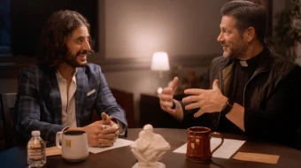 El actor Jonathan Roumie, conocido por su papel de Jesús en "The Chosen", y el P. Mike Schmitz, conocido por el podcast "La Biblia en un Año", se reúnen para una entrevista a fondo.