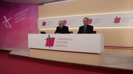 El portavoz de la CEE, Mons. Francisco César García Magán y el director de Comunicación de la CEE, P. José Gabriel Vera.