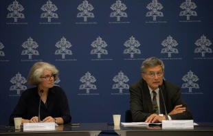 Nathalie Becquart y Paolo Ruffini durante la rueda de prensa de este 8 de septiembre Crédito: Daniel Ibáñez/ACI Prensa