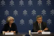 Nathalie Becquart y Paolo Ruffini durante la rueda de prensa