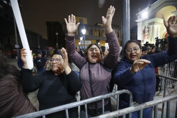 Fieles de Chiclayo afuera de la Catedral, en la presentación de La ruta de León. Crédito: ANDINA / Presidencia.