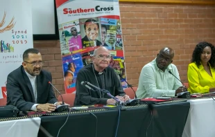 Conferencia de prensa de la SACBC. De izquierda a derecha: Obispo Sipuka, presidente de la SACBC; Cardenal Brislin, portavoz de la SACBC; Shaka Dzebu de la Comisión de Justicia y Paz; Sheila Pires, responsable de comunicación de la SACBC. Crédito: SACBC.