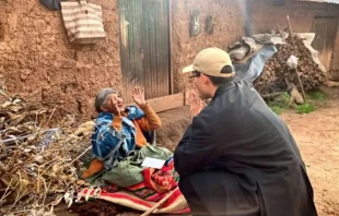 La fundación pontificia Ayuda a la Iglesia Necesitada (ACN) abrirá una nueva sede en Perú. En la imagen un sacerdote asiste a una persona pobre en el país. Crédito: ACN