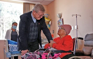 El sacerdote camiliano Alberto Redaelli y la señora Hipatia María Chávez, paciente del Hospice San Camilo en Quito. Crédito: Eduardo Berdejo / ACI.